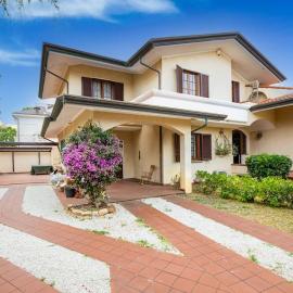 GOLDEN LUXE - Grand Villa with Exlusive Garden, Hotel in Camaiore