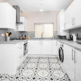 Cozy 3-bed house ideal for families and contractors with Netflix 7 miles for Birmingham City Centre, hotel i Oldbury