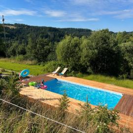 Góralskie domy w Łostówce, hotel Łostówka városában