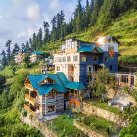 Zostel Shoja, Jibhi, hotel in Shoja