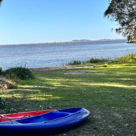 LAKEFRONT - Stunning Clear Water View and Direct Access to water، فندق في Gorokan