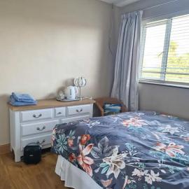 Tara에 위치한 호텔 Private double room at Caroline's Guest House, River Street, Clara