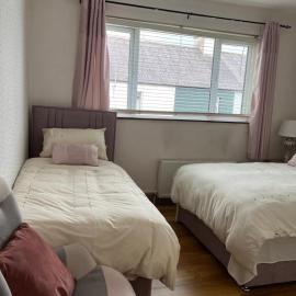 Tara에 위치한 호텔 Triple Room with Private Bathroom at Caroline's Guest House, River Street, Clara