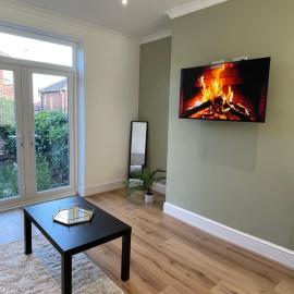 Whole House Modern Two Bedroom in Newcastle - Free Parking