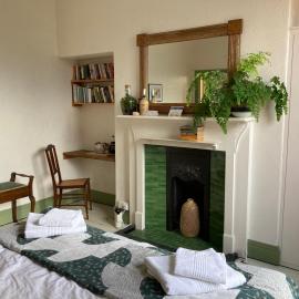 Beautiful sunlit room, 2 mins from beach, private garden
