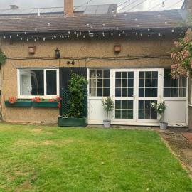 1 mile from Harry Potter Tour Self Contained Flat One bedroom plus new sofa bed in lounge