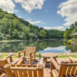 Lakefront Cabin < 3 Mi to Dtwn Eureka Springs!, hotel in Eureka Springs