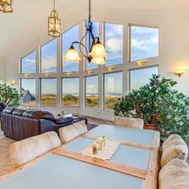 'Oceanfront Castle' w/ Hot Tub & Game Room, hotel u gradu 'Gold Beach'