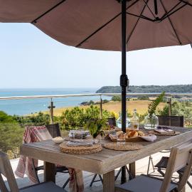 The Spinney - Spectacular views over the bay and close to beach with parking