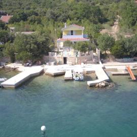 Beachfront Apartment Live, hotel in Posedarje