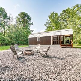 Couple’s Cabin in Broken Bow ~ 5 Mi to Downtown!, hotel in Broken Bow