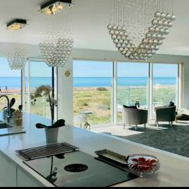 Seaside Place on Shoreham Beach with Hot Tub, hotel in Shoreham-by-Sea