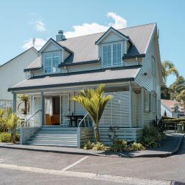 Butterfly Cottage 2 or 3 Bedroom- Russell Cottages Collection, hotel v mestu Russell