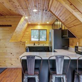 Waterside Cottage with Hot Tub, hotell sihtkohas Innsbrook
