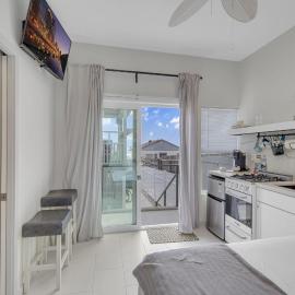 The Shining Sea Studio, Steps from the Beach, Downtown Oceanside, hotel in Oceanside