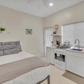 The Shining Sea Studio, Steps from the Beach, Downtown Oceanside with Private Patio, hôtel à Oceanside