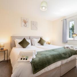 Swindon Modern Large House with Garden Sleeps 7, hotel in Royal Wootton Bassett