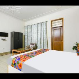 Viraj Guest House, hotel in Noida