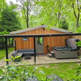 Tiny Lodge met prive Jacuzzi, ξενοδοχείο σε Lanaken