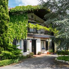 Zarrian Barri Etxea, hotel a Lubiano