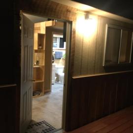 New cabin 1 car rental available, hotel em Custer