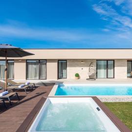 Villa Daleo with heated pool and jacuzzi near Porec