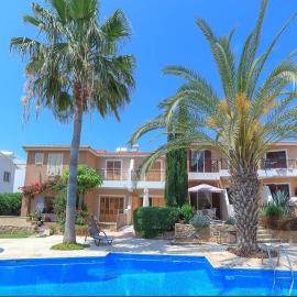 Eden gardens، فندق في Paphos