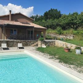 Piscine privative le champ des oiseaux, hotel v destinácii Vesseaux