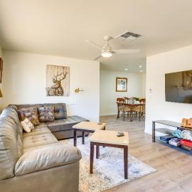 Kingman Vacation Rental w/ Yard + Fire Pit, hótel í Kingman