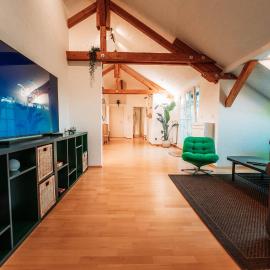 Spacious Penthouse with AC and Free Parking Steps Away From the Central Station, hotel in Koblenz