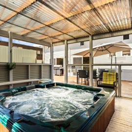 Sandy Bay Getaway w Spa 4 Bdr, khách sạn ở Rhyll