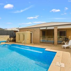 Family w Large Pool & Game Garage Wlk to Beach