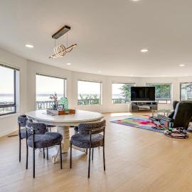 Spacious Camano Home w/ Hot Tub & Water Views!, готель у місті Camano