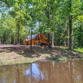 Upscale Broken Bow Cabin: Hot Tub & Fishing Pond!