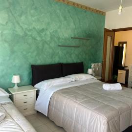 Casa Lora con spiaggia RDA luxury – hotel w mieście Bordighera