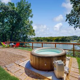 Hot Tub + Fire Pit: Lakeside Getaway, Dogs Welcome, hotel a Delta