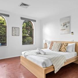 Luxe Ensuite Queen Room - Close to Stations & Shops, hotel din Bankstown
