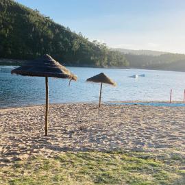 Riverlake House - frente ao lago e com jardim, hotel in Vila de Rei