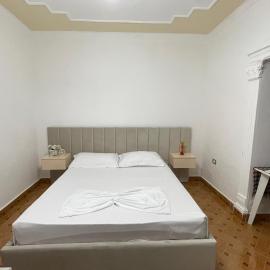 The Two Princesses, hotel a Široka