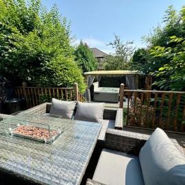 Private All-Weather Hot Tub House, Fire Pit, Free Parking, Near City Centre, Freeman Hospital, Great Transport Links