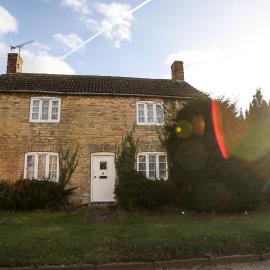 Cosy cottage in Northborough, private secure parking, woodburner, fast Wi-Fi, pub nearby