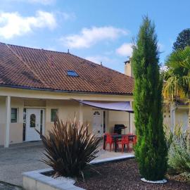 gîte résidence de la fontaine à Compreignac, hotel in Compreignac