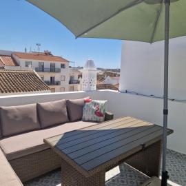 2 bedroom House with Private Roof Terrace in Centre