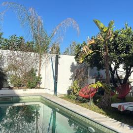 Sunshine Guesthouses Sleeps 6 Parking, Hotel in Azeitão