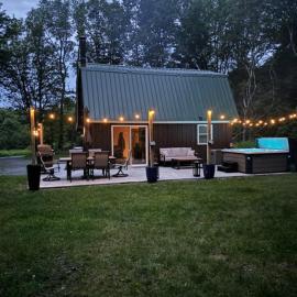 Private Cottage with Hot Tub in the Woods, готель у місті Thompson