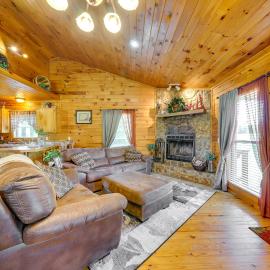 Scenic Oklahoma Studio Cabin on 80 Acres w/ Views!, Hotel in Smithville