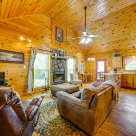 Picturesque Oklahoma Cabin on 80 Acres w/ Views!, Hotel in Smithville
