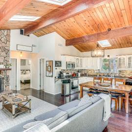 1 Mi to Lake: Crestline Cabin w/ Deck + Gas Grill!, hotel en Crestline