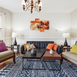 Charming New England style apartment 6 miles to downtown Boston, 4 miles to Logan airport, hotel in Revere