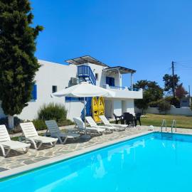 Navy Greece Villa with swimming pool & sea view、マクリギアロスのホテル